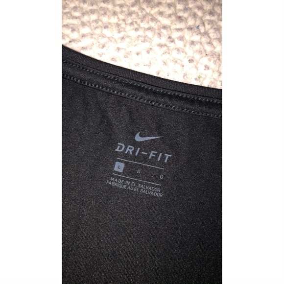💕😍❤️MAKE AN OFFER! NIKE DRI FIT TEE❤️😍💕 - Picture 3 of 3